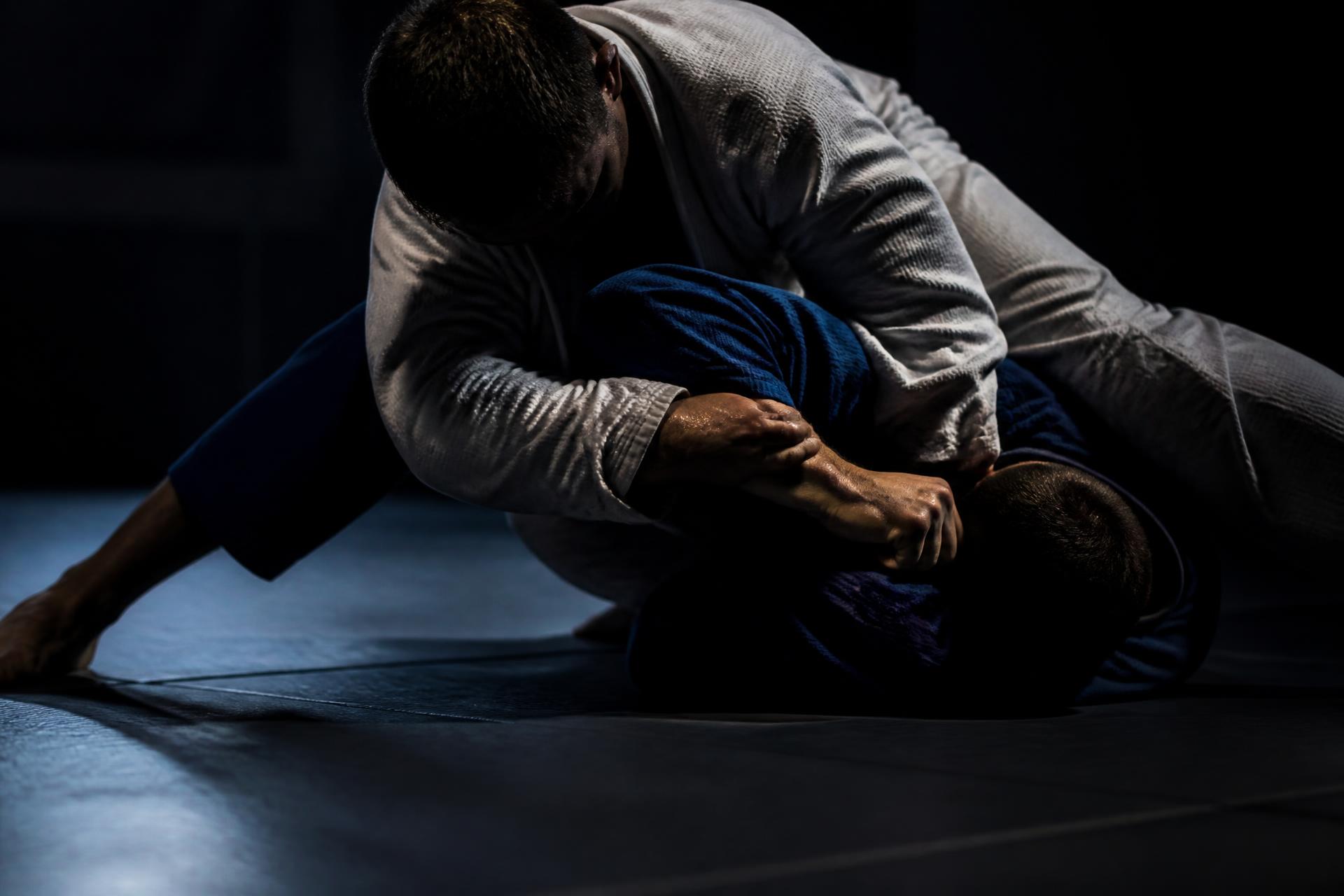 Atletas de Jiu-Jitsu treinando no tatami